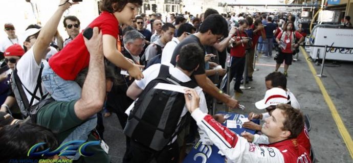 The pit lane teeming with people for the autograph session