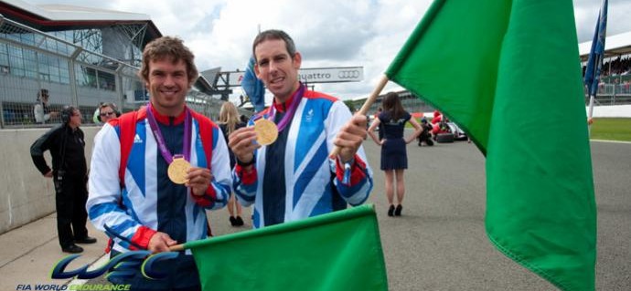 Les héros olympiques agitent le drapeau vert