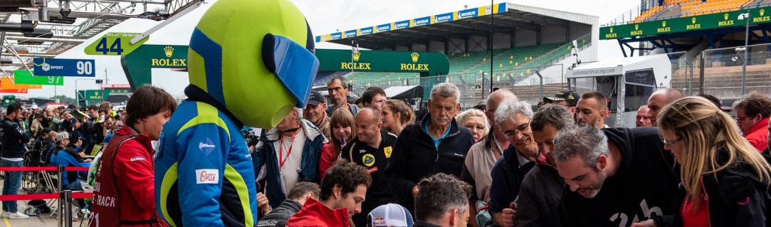 Les fans affluent au Mans pour la séance d’autographes