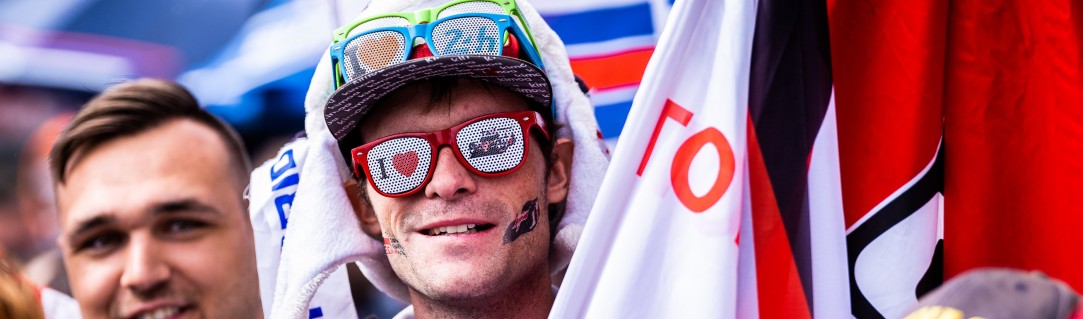 Les fans affluent pour la séance d’autographes sur le circuit du Mans