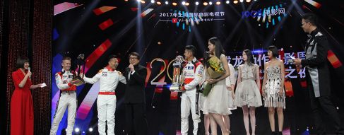 Jackie Chan lifts 24 Hours of Le Mans trophy!